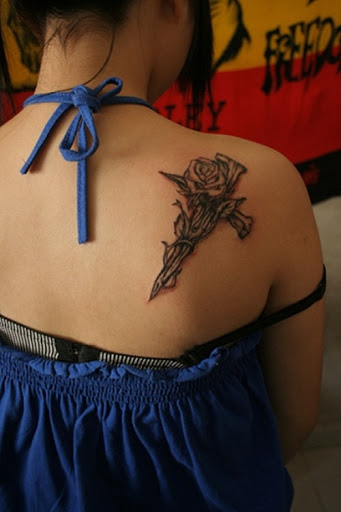 Cruz Rosa Tatuagens para Mulheres