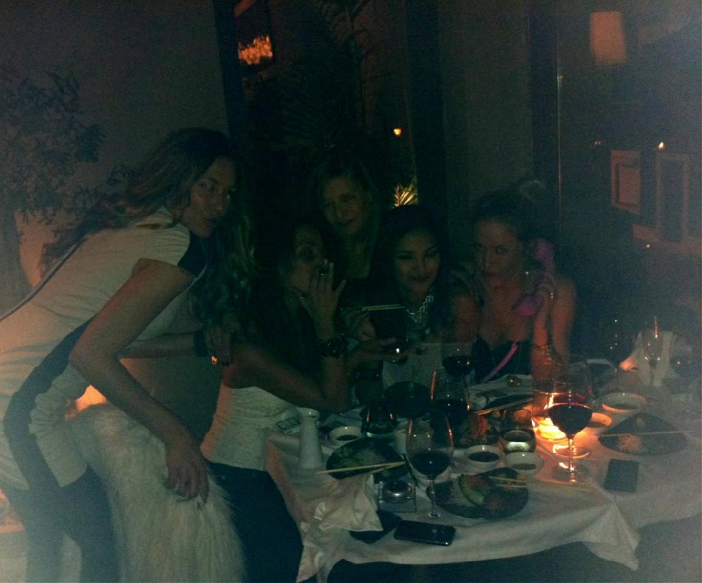 Merche Romero Merche em restaurante com algumas amigas