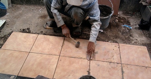 Upah Pasang Keramik Dinding Lantai April 2019