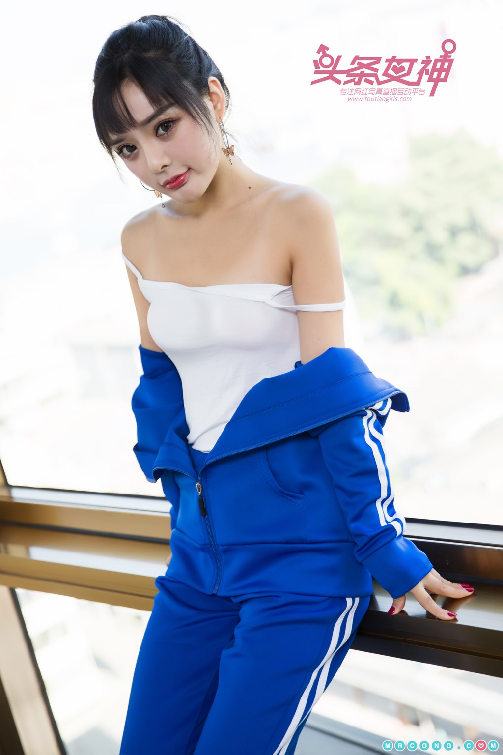 TouTiao 2017-11-26: Model Zhou Xi Yan (周 熙 妍) (23 photos)