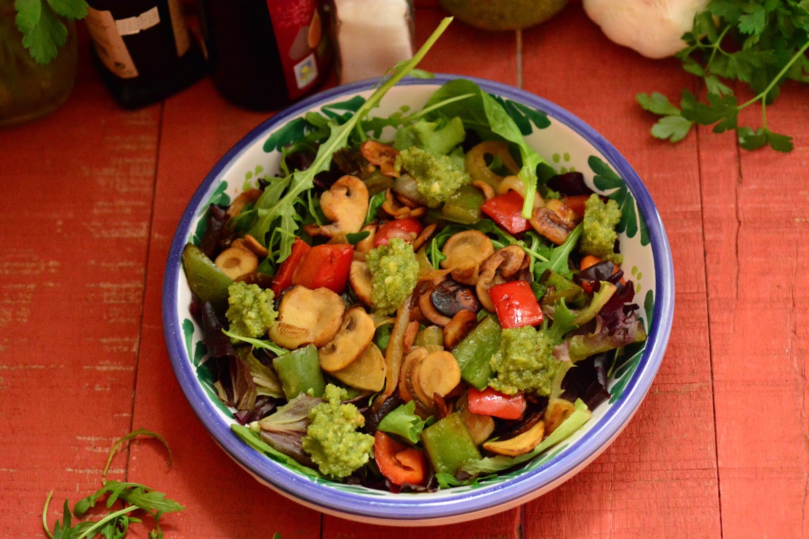 Ensalada templada con verduras al pesto. Cuchillito y Tenedor