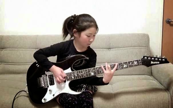8 χρονη μαγεύει με την ηλεκτρική κιθάρα