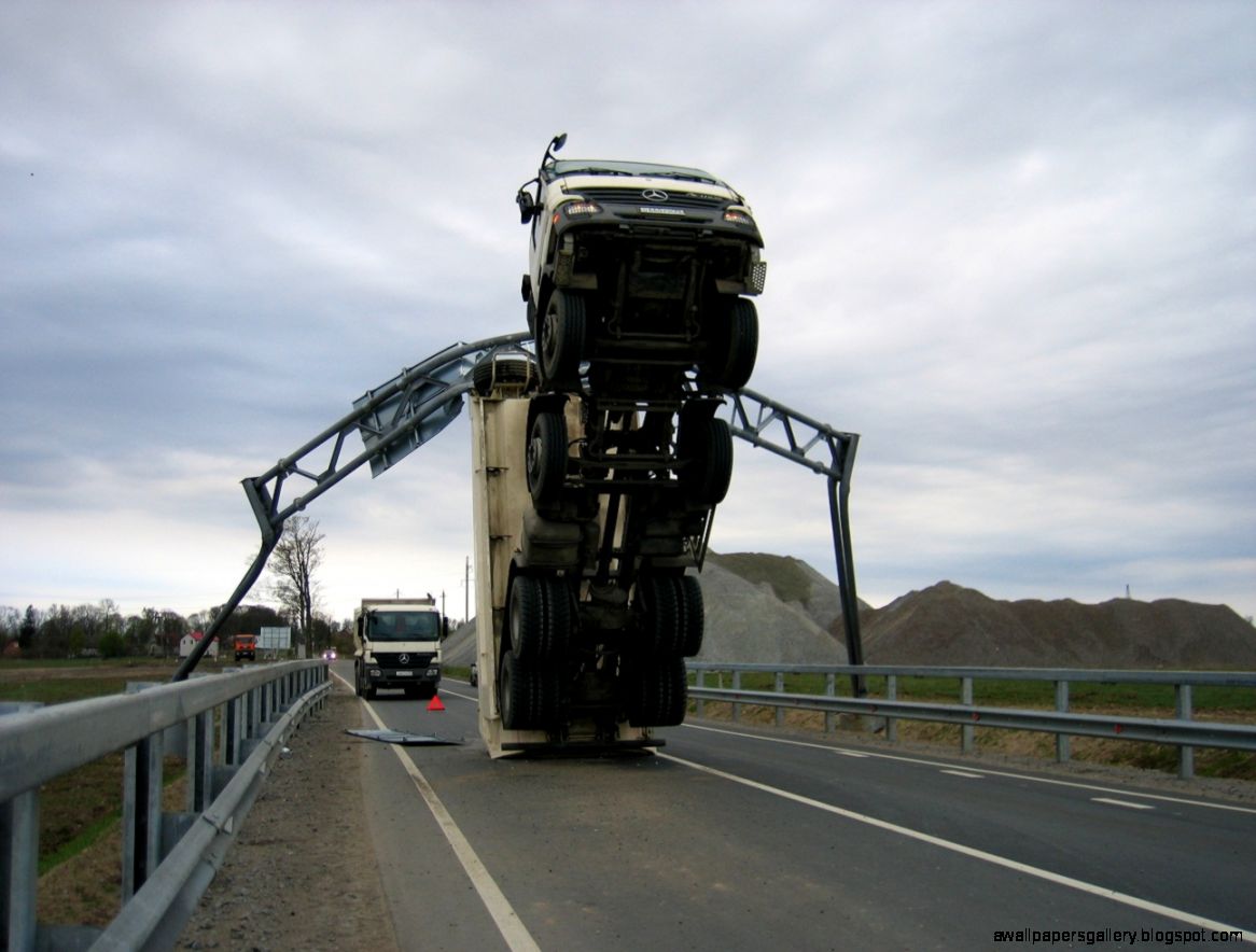 Funny truck accidents 8   Funny And Amazing Wallpapers