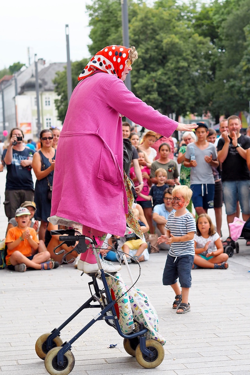 Sari Mäkelä in The Great Granny Show aus Finnland 4 Sari Mäkelä in The Great Granny Show aus Finnland 4
