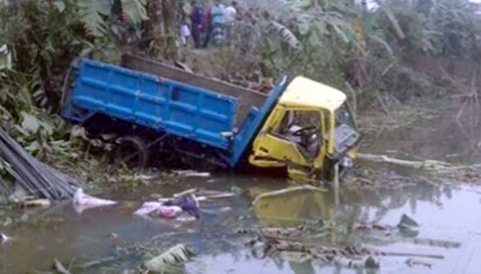 The driver of the truck hit the pickup van, killing the driver ট্রাকের ধাক্কা পিকআপ ভ্যান ডোবায়, চালক নিহত