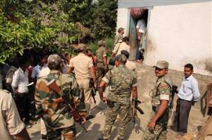 कर्ज से दबे युवक ने की आत्महत्या, बच्ची को गले लगा रो पड़ीं एसपी की पत्नी 2