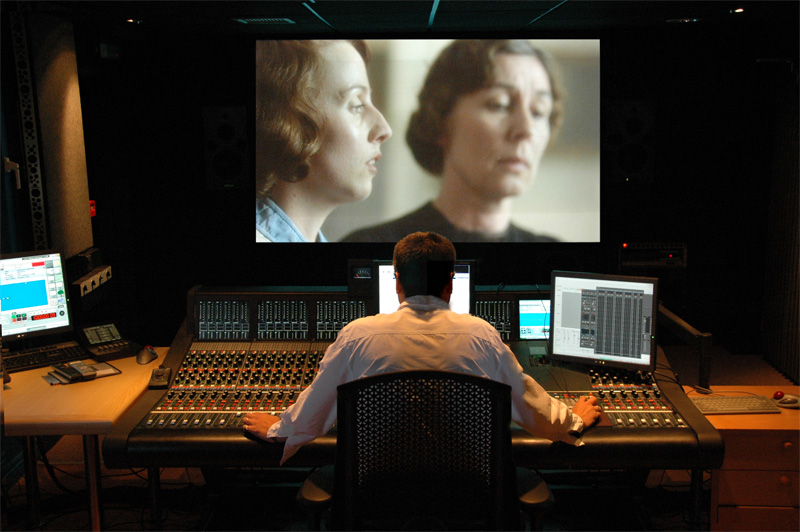 Video translator dubbing. Video translator dubbing. Video translator dubbing. девушка поет в студии звукозаписи. Dubbing.