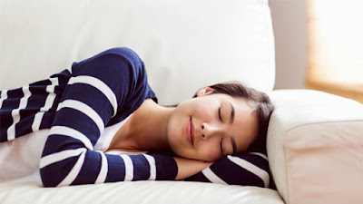 الأستاذ في جامعة هارتفوردشير البريطانية، ريتشارد وايزمان يقول إلى أن الإنسان يصبح أكثر سعادة بمجرد أخذ قيلولة قصيرة(النوم لمدة 30 دقيقة ) ، مؤكدا أن القيلولة لفترة أطول ترتبط بالعديد من المخاطر الصحية 