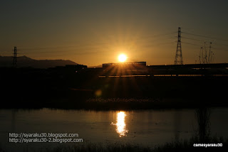 夕陽に照らされるモノレール 夕陽に照らされるモノレール写真