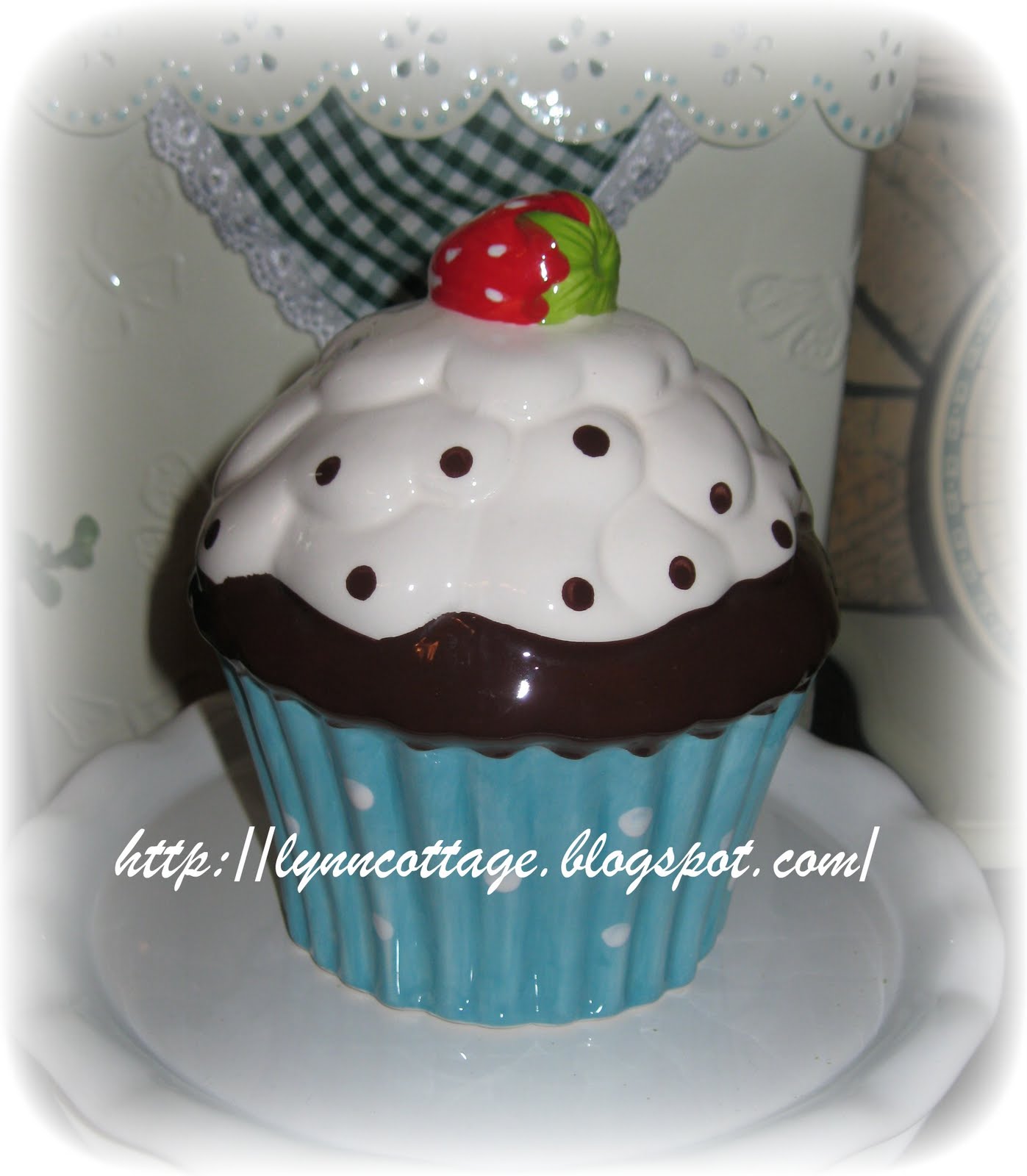 lynn's cottage CERAMIC & CANISTER CUPCAKE......