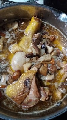 Chapon au vin jaune et champignons forestiers;Chapon au vin jaune et champignons forestiers