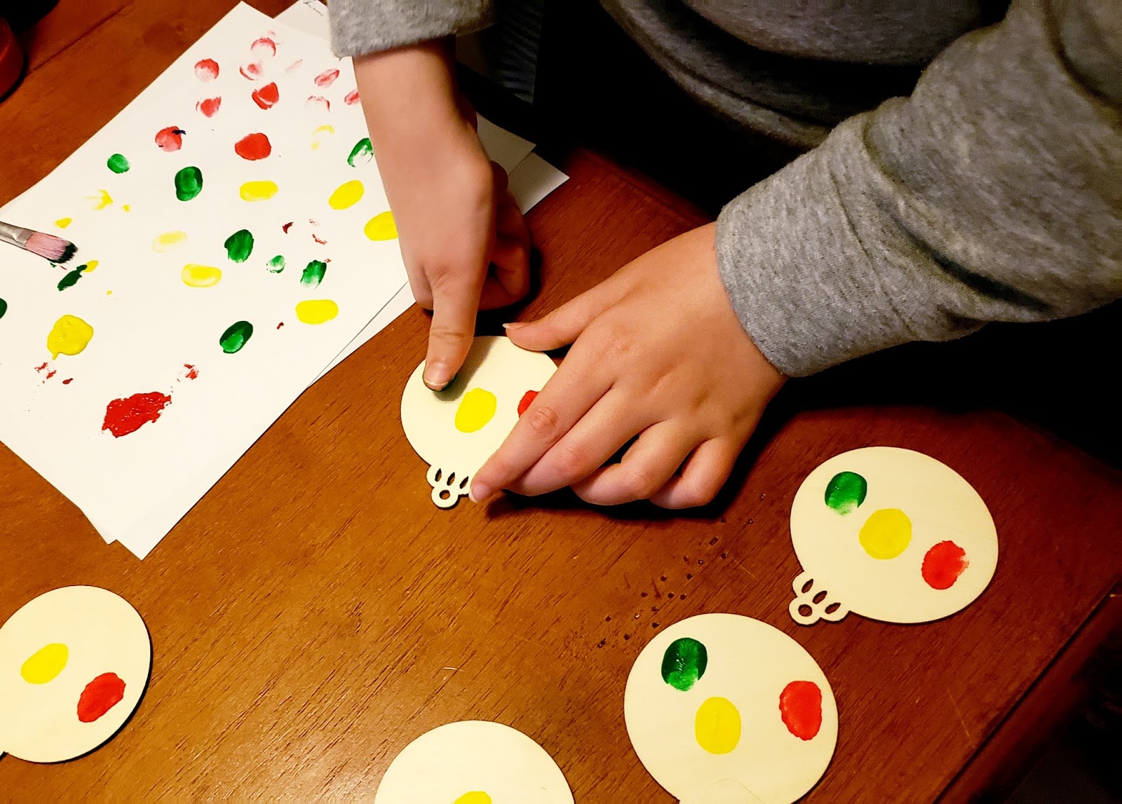 Hobo Mama: Easy DIY fingerprint holiday ornament