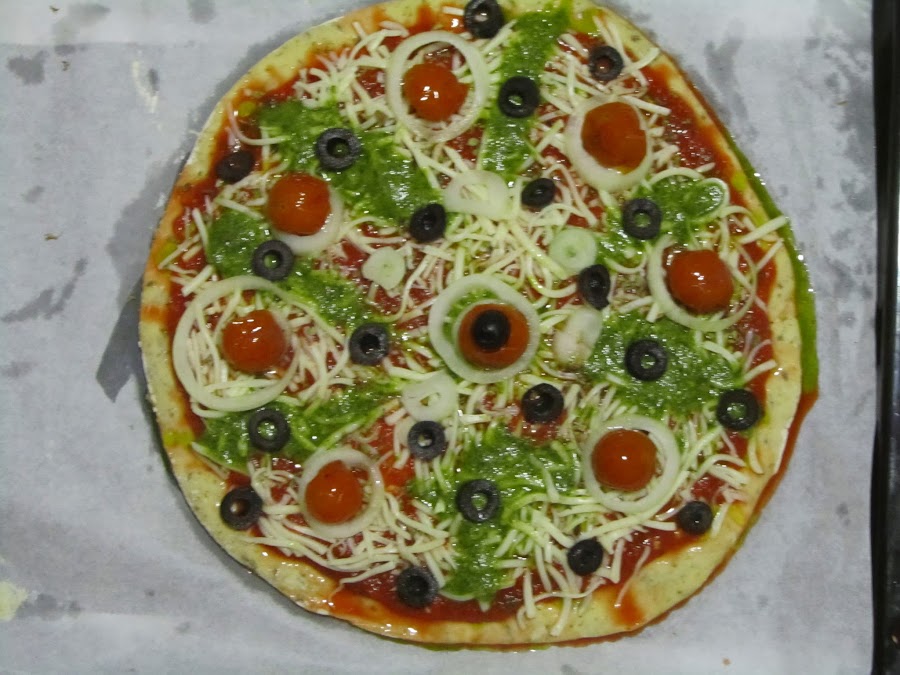 Pizza con salsa pesto y tomates cherry Cocina