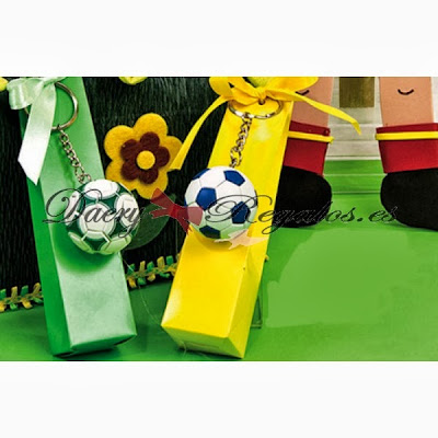 cajas rellenas de caramelos con llaveros de Balones de Fútbol.