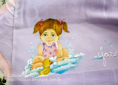 fralda de boca com pintura de menina no banho