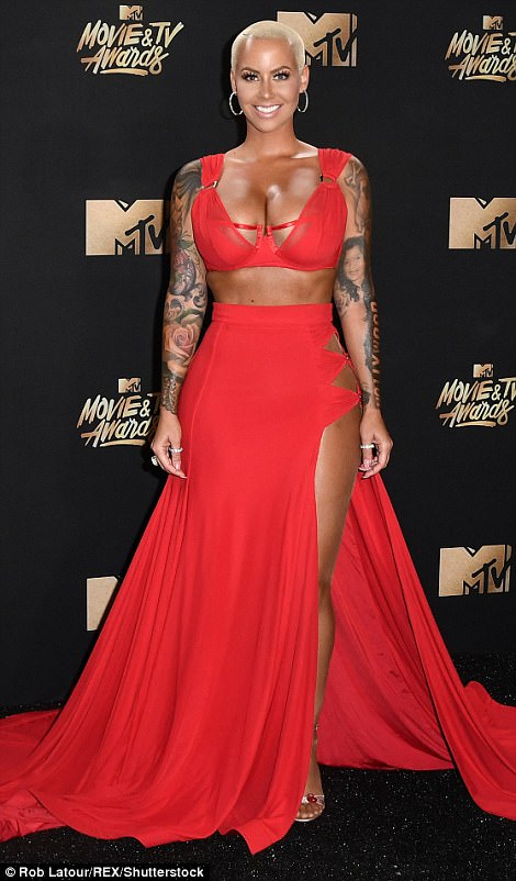 Amber Rose Flashes Major Flesh In Raunchy Red Bra Top & Sexy Thigh-Split  Skirt At MTV Movie Awards - Gistmania