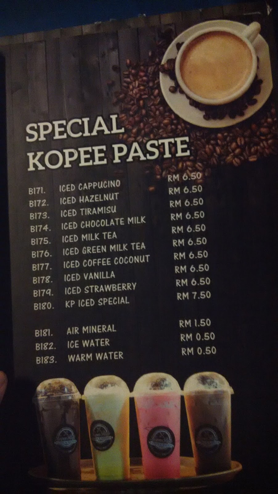un bébé Eating Manjung Kopee Paste Cafe