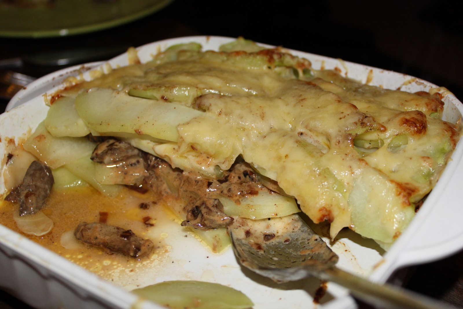 Les amants dînent.: Gratin de chayotes aux foies de volaille.