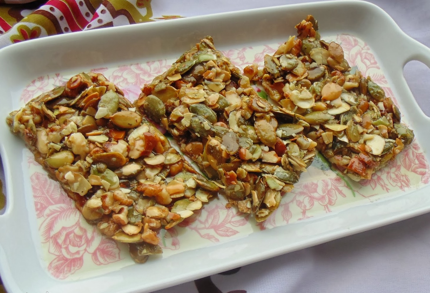 Семена семечек козинаки. Козинак кедровый. Козинаки с семечками и кунжутом. Козинак с фисташками. Козинак грецкий орех.