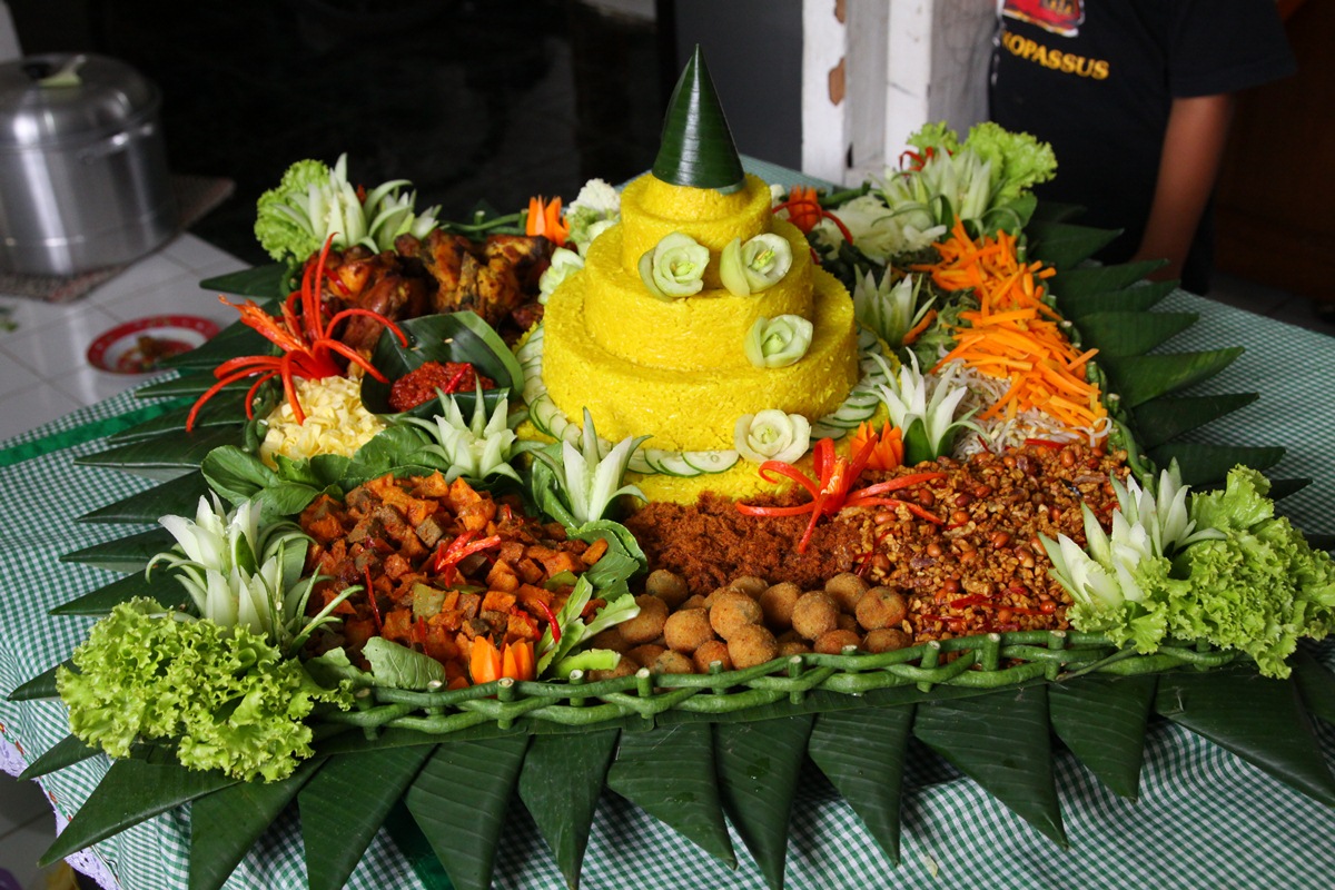 Tinenku: Tumpeng Nasi kuning