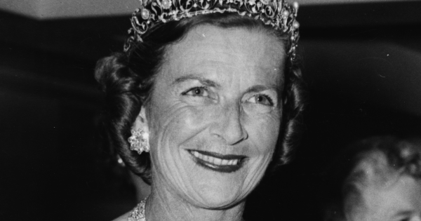 The Daily Diadem Lady Mountbatten S Pearl Tiara The Court Jeweller