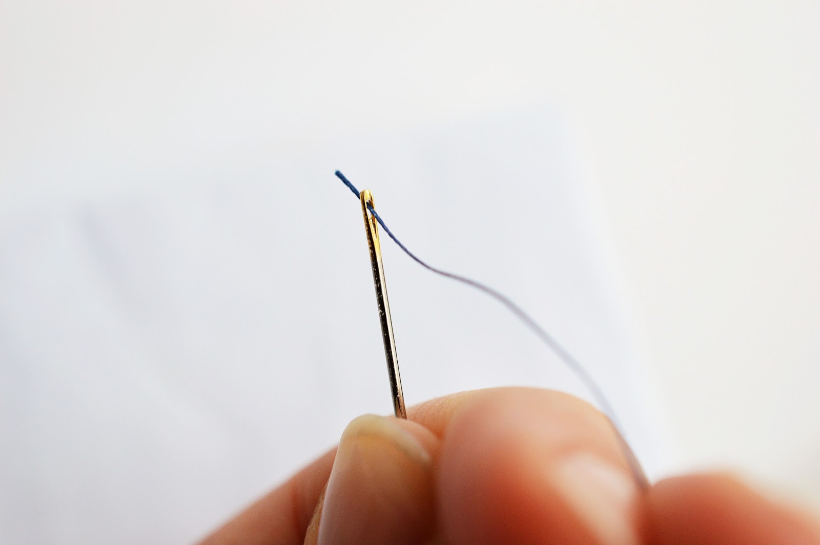 Crafter's KnowHow THREADING A SEWING NEEDLE (PROPERLY) Motte