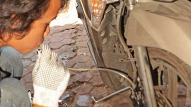 Cara Mudah Brake Bleeding Atau Buang Angin Dengan Di Sedot