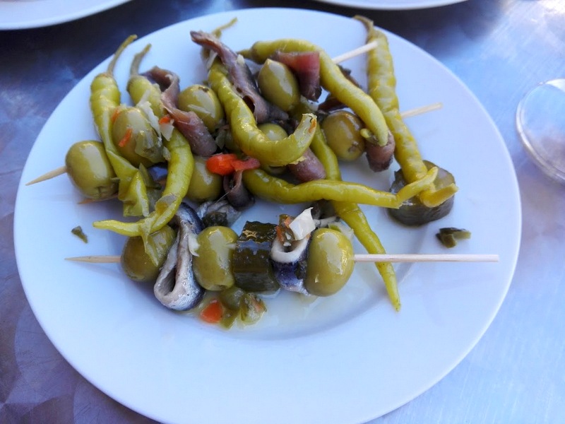 Pincho de boquerón, pepinillo y aceituna rellenas.