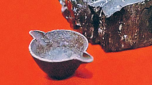 La taza de hierro descubierto dentro de un trozo de carbón de hace 300 millones de años