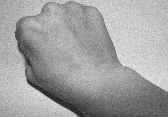 Kädetönnä: Ranne suree