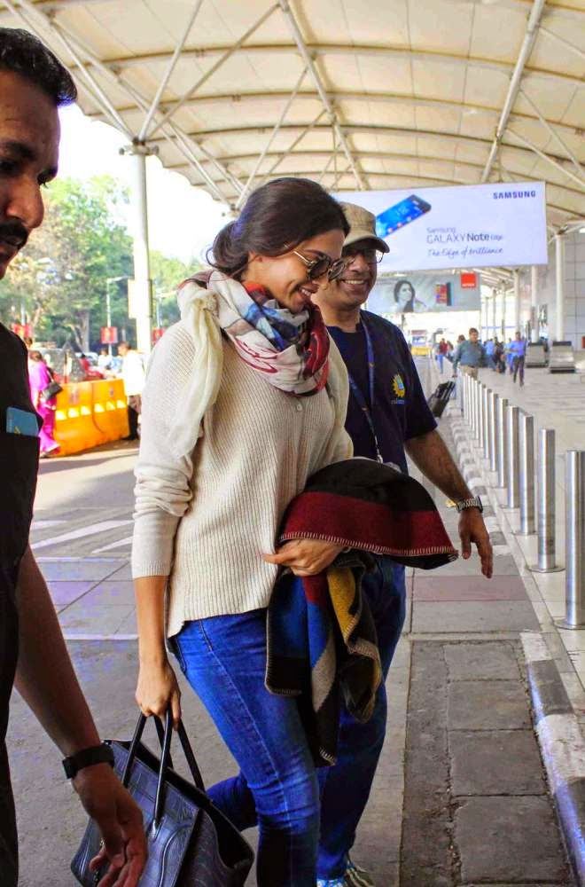 Deepika Padukone Spotted At Mumbai Domestic Airport Photos