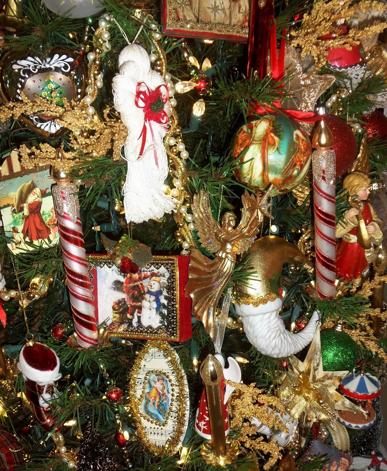 A DEBBIEDABBLE CHRISTMAS A Victorian Style Christmas Tree and Village