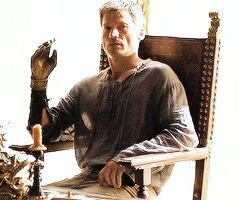 GoT-Jaime-waving-his-gold-hand.gif