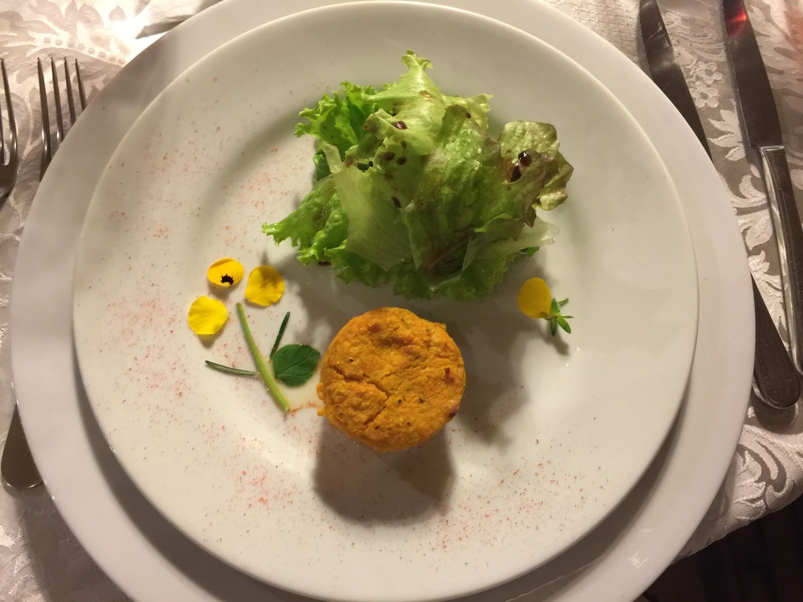 Salada de folhas com timballo do restaurante Don Claudino