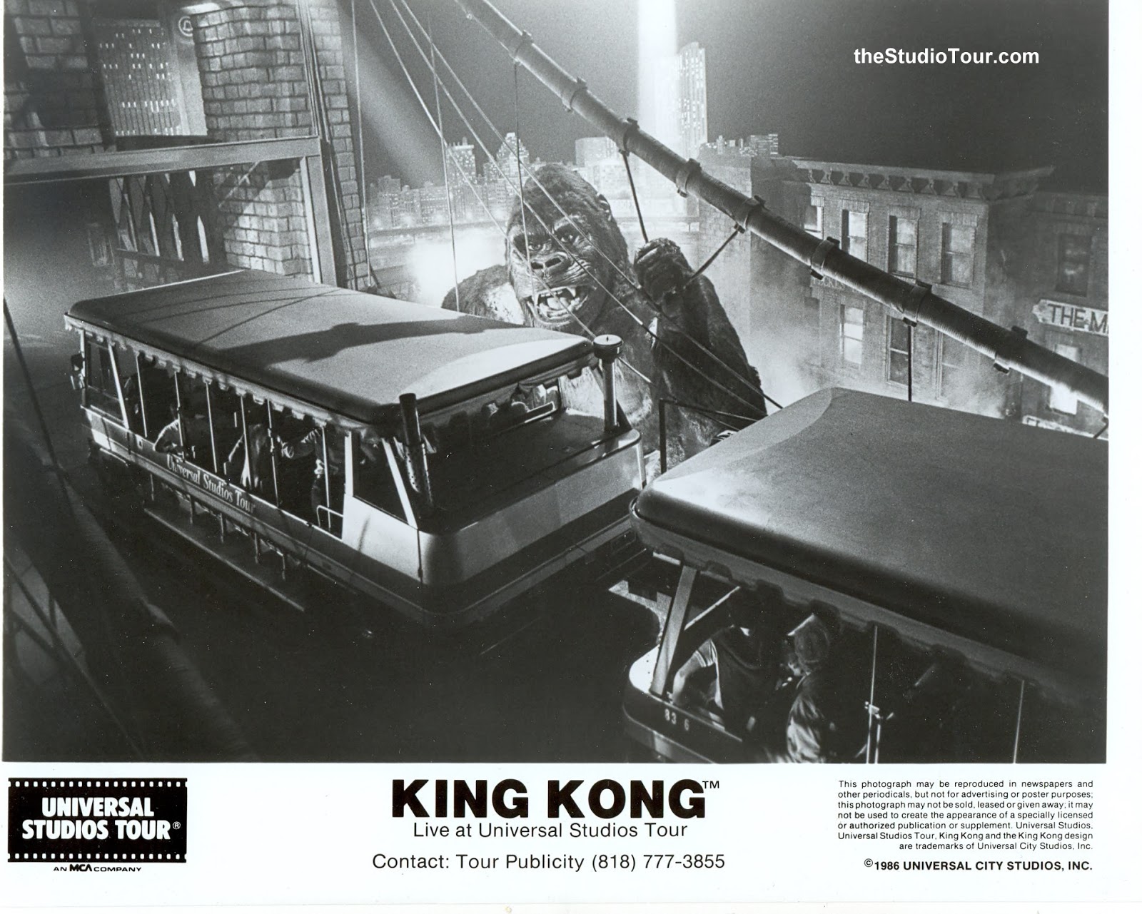 Пауэр кинг конг. Аттракцион Кинг Конг Universal сгорел. Hollywood Universal Studios King Kong. King Kong виртуальная аппарат. King Kong автобус фото кабины.