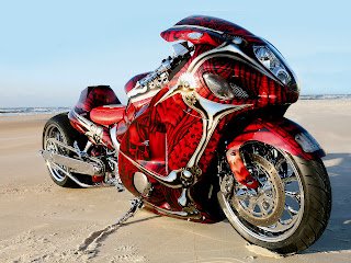 Rood zwarte custom motorfiets op het strand