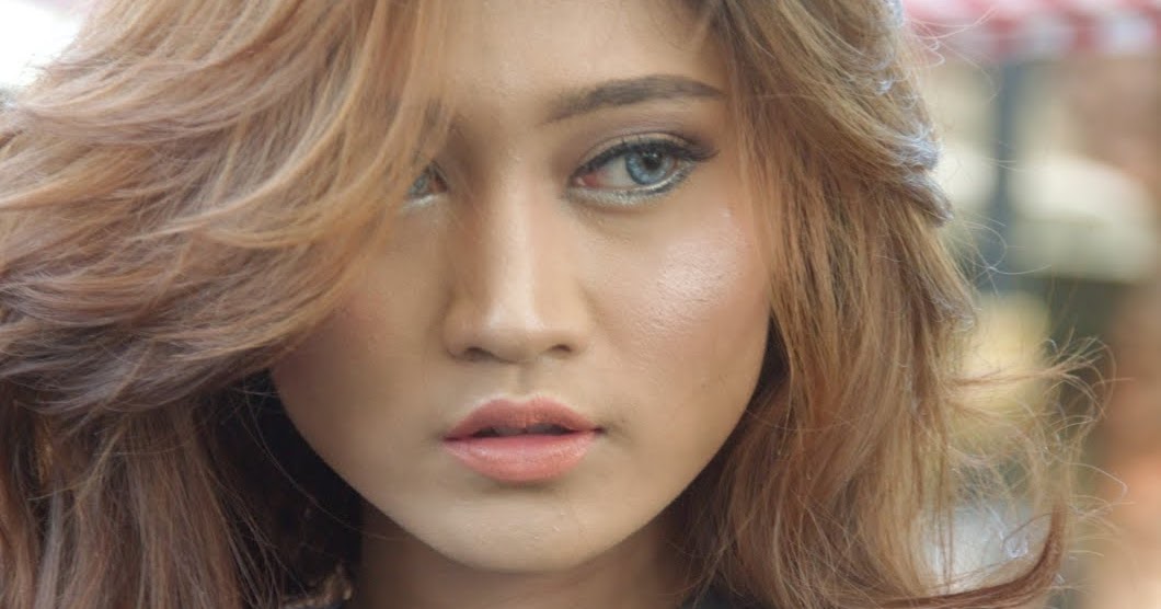 Madeartha: Model Gadis Cantik dengan rambut terurai,...