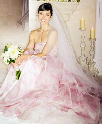 Brides On Weddings Justin Timberlake And Jessica Biel S Wedding Giambattista Valli Create For Bride Jessica Biel A Gorgeous Wedding Dress Looks Amasing In Her Light Pink With White Peonies Bouquet