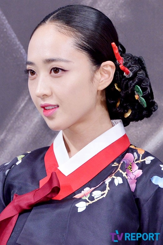 오늘자 동양화 찢고나온 김민정 한복자태 | 인스티즈