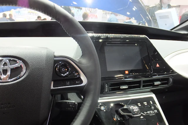 Toyota-MIRAI-FCV-inside