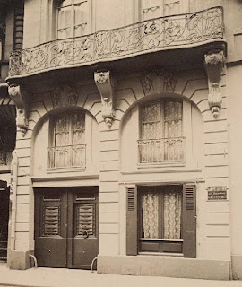 Balcon du 4 rue La Feuillade à Paris vers 1900, photo de Atget