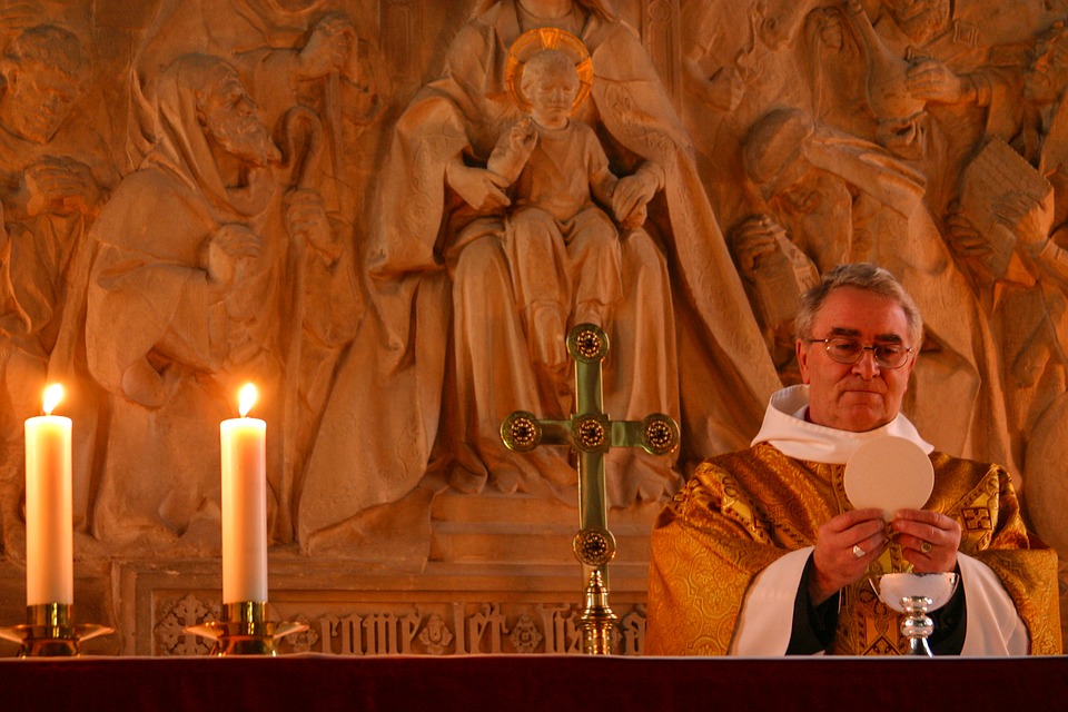 Quelle Différence Entre Catholique Traditionalistes Et Intégristes Quelle est la différence entre un prêtre et un curé