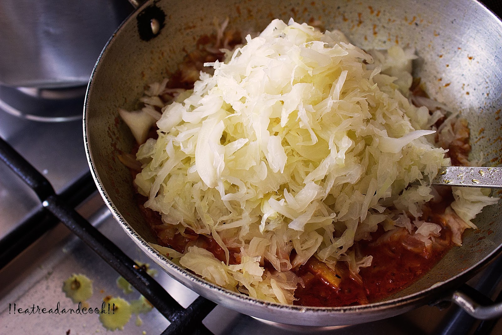 Tomato Diye Bandhakopir Torkari / Benagli Tomato Cabbage Curry