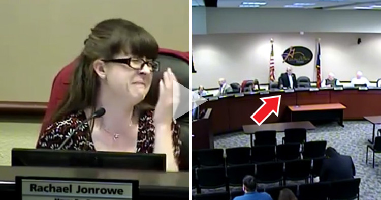 Woman's priceless reaction when a Mayor forgets to turn his off mic during bathroom break