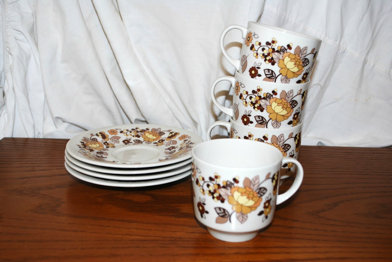 Let It Shine Royal Doulton, Bathroom Set and Amber Bowls