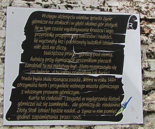 Tablica przy wejściu do Podziemnej Trasy Turystycznej „Kopalnia Złota”.