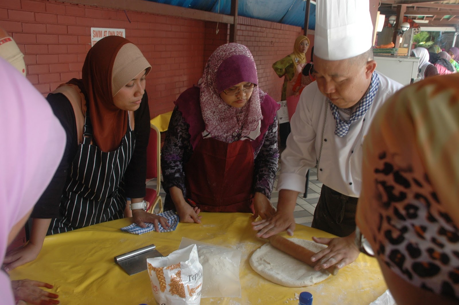 Buletin Galeri Ilmu: Bengkel Masakan Anis - (Uli-Uli Roti Tahap 2)