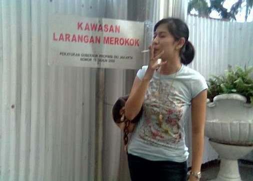 Nggak Nyangka 15 Artis Indonesia Ini Ketahuan Merokok 2 