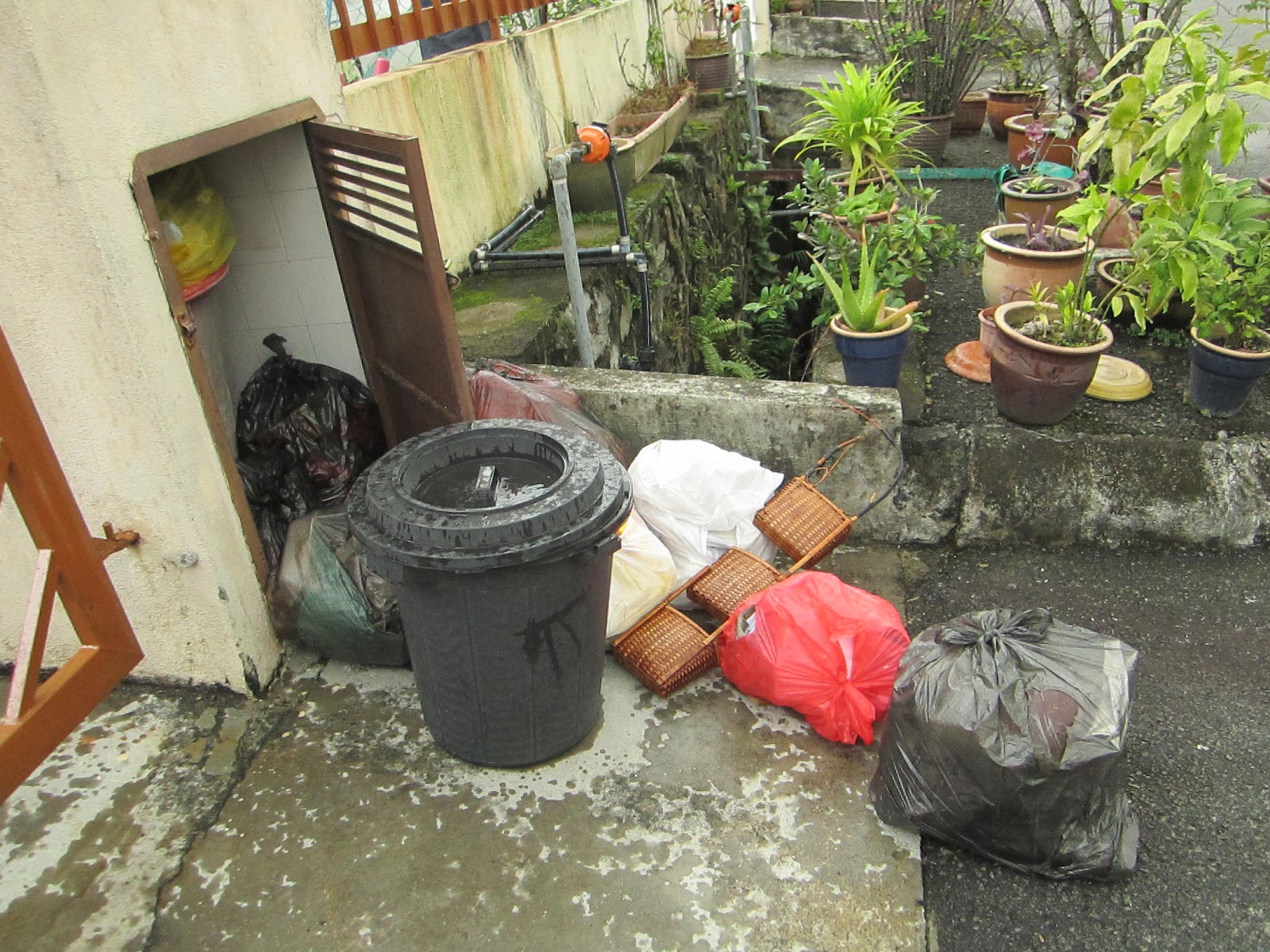 memindahkan sampah besar