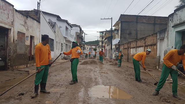 Altura de 1 metro de alagamento causou transtornos na Rua Duque de Caxias em Jacobina